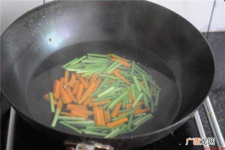 午餐肉切丝,胡萝卜切粗丝,蒜薹切断备用 午餐肉怎么做好吃