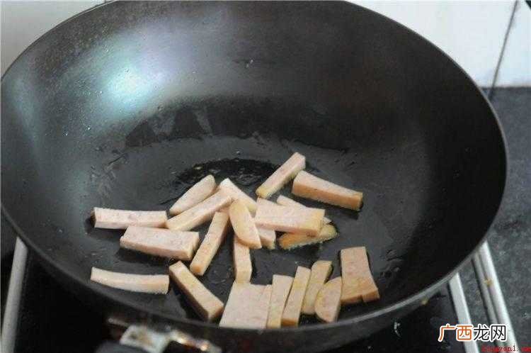 午餐肉切丝,胡萝卜切粗丝,蒜薹切断备用 午餐肉怎么做好吃