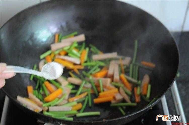 午餐肉切丝,胡萝卜切粗丝,蒜薹切断备用 午餐肉怎么做好吃