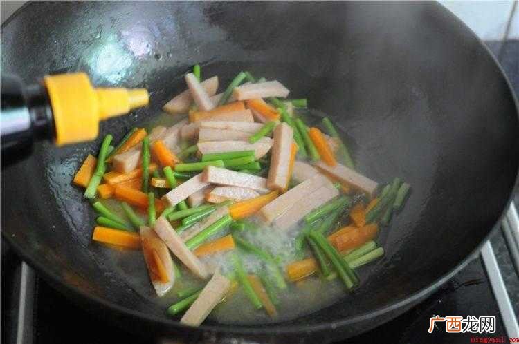 午餐肉切丝,胡萝卜切粗丝,蒜薹切断备用 午餐肉怎么做好吃