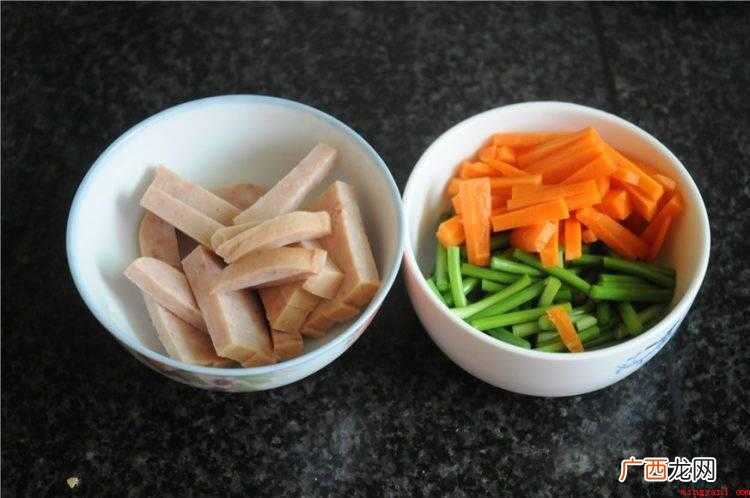 午餐肉切丝,胡萝卜切粗丝,蒜薹切断备用 午餐肉怎么做好吃