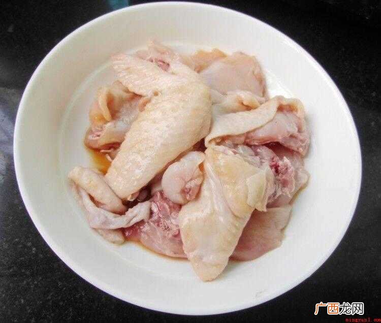 鸡斩小块,加盐、料酒、生抽、白糖拌匀腌20分钟 浸鸡的做法