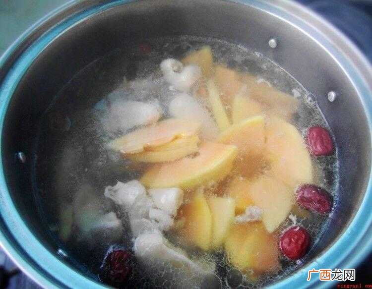 鸡斩小块,加盐、料酒、生抽、白糖拌匀腌20分钟 浸鸡的做法
