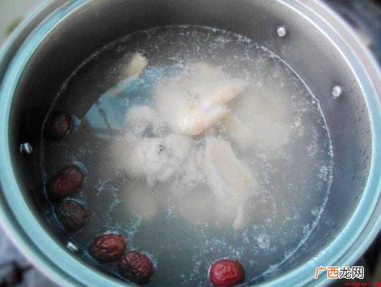 鸡斩小块,加盐、料酒、生抽、白糖拌匀腌20分钟 浸鸡的做法