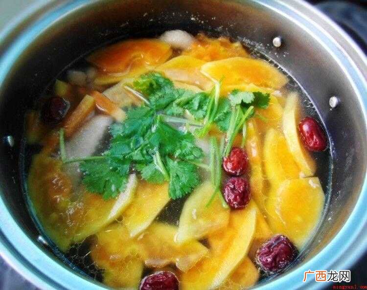 鸡斩小块,加盐、料酒、生抽、白糖拌匀腌20分钟 浸鸡的做法
