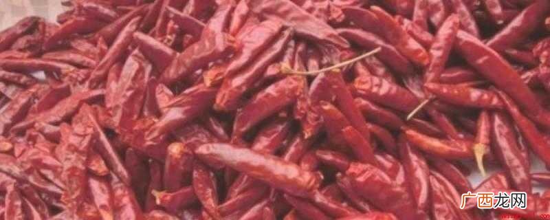 干辣椒炒时先用水泡湿这样爆炒出的辣椒颜色亮,不易糊 干辣椒为什么先泡水