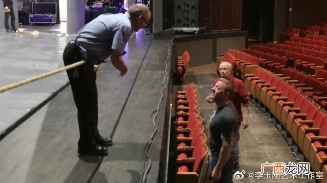 李玉刚怎么了,怎样评价李玉刚？