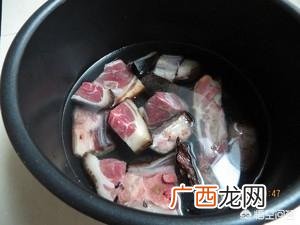 腊猪蹄要炖多久,高压锅炖腊猪脚怎么炖要炖好久才吃得？