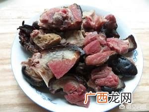 腊猪蹄要炖多久,高压锅炖腊猪脚怎么炖要炖好久才吃得？