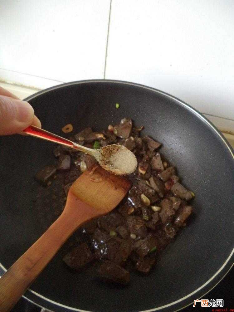 鸭血切块开水煮上5分钟沥干水分 盒装的鸭血怎样做好吃