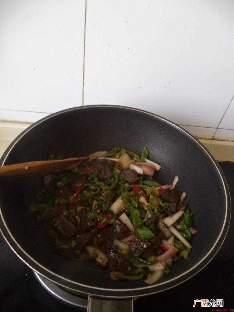 鸭血切块开水煮上5分钟沥干水分 盒装的鸭血怎样做好吃