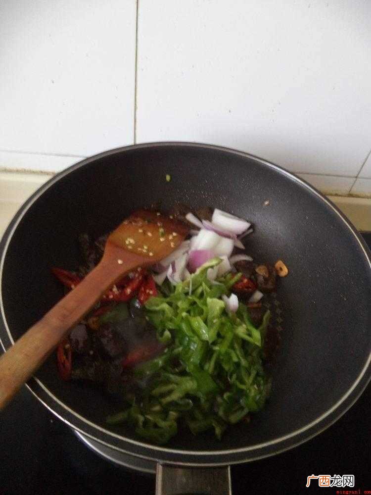 鸭血切块开水煮上5分钟沥干水分 盒装的鸭血怎样做好吃