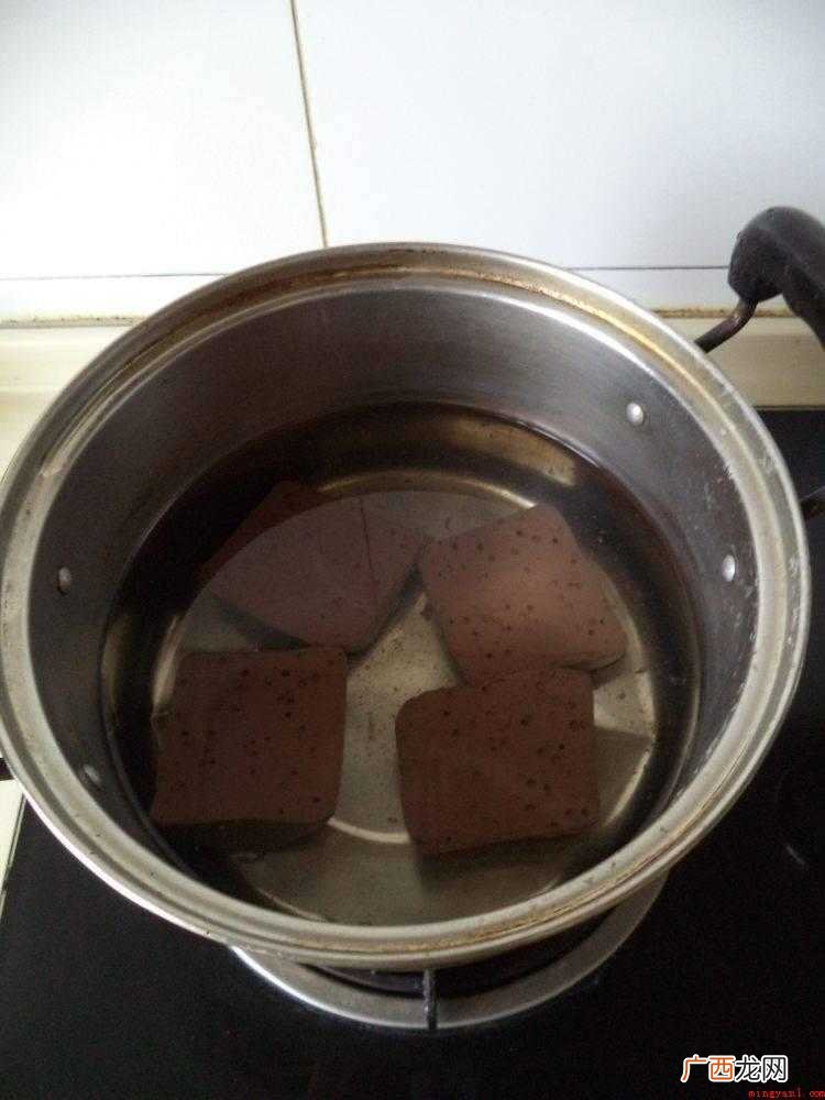 鸭血切块开水煮上5分钟沥干水分 盒装的鸭血怎样做好吃