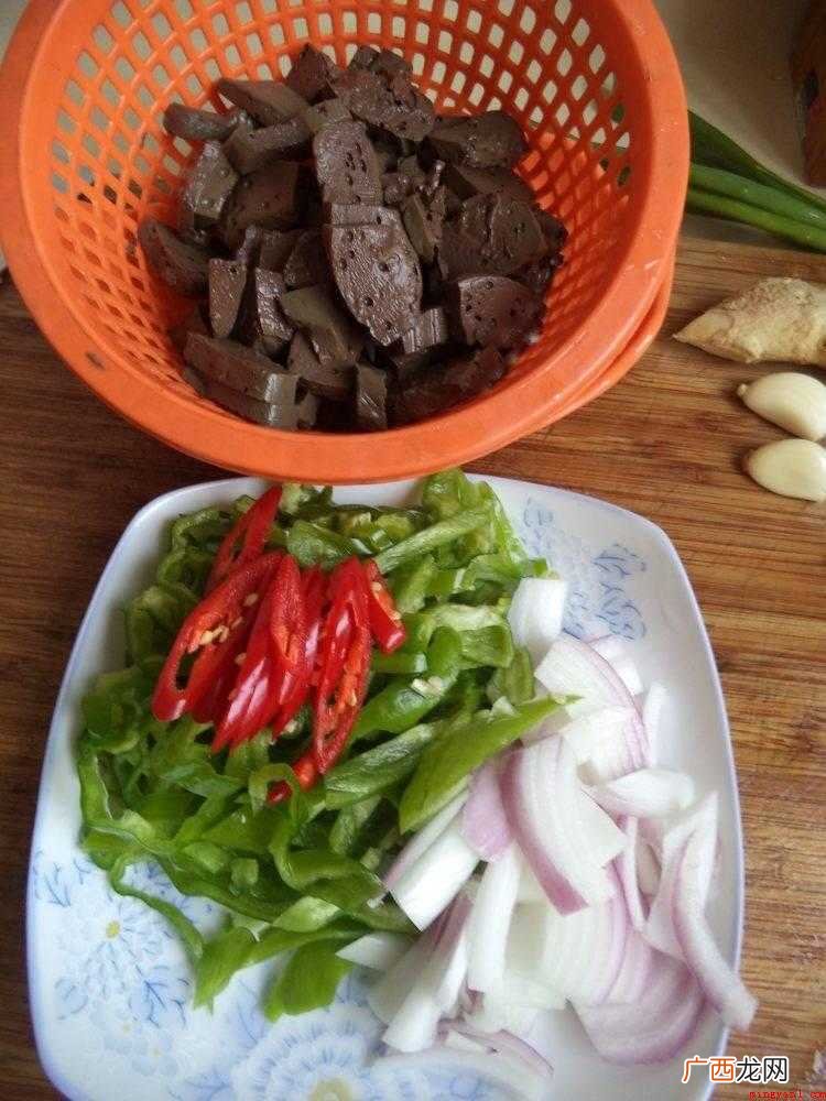 鸭血切块开水煮上5分钟沥干水分 盒装的鸭血怎样做好吃