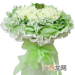 白玫瑰的花语是我足以与你相配,粉红玫瑰和白玫瑰加在一起是什么意思？