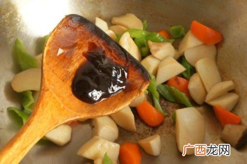 蚝油是什么做的,蚝油里面有酱油成分吗？