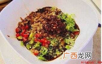 饺子下锅煮,香菜,葱花切好,放入碗中 酸汤水饺的酸汤怎么做