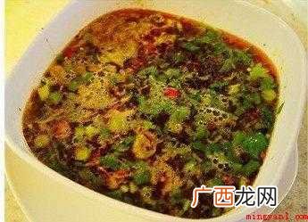 饺子下锅煮,香菜,葱花切好,放入碗中 酸汤水饺的酸汤怎么做