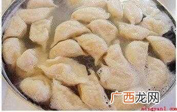饺子下锅煮,香菜,葱花切好,放入碗中 酸汤水饺的酸汤怎么做