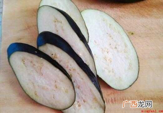 茄子片切得不要太厚,太厚了难入味,当然也不能太薄了 炸茄盒怎么做酥脆好吃