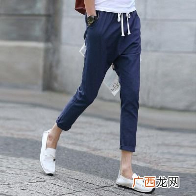 绿色上衣配什么颜色裤子,绿色衣服搭配什么颜色的裤子好看？