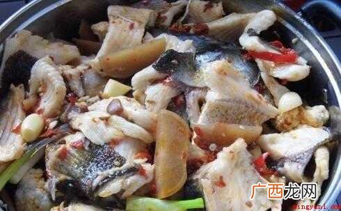 即将起锅时再放醋,这样能充分保持醋味,若放的过早,醋就会在烹 煮鱼放醋的最佳时间