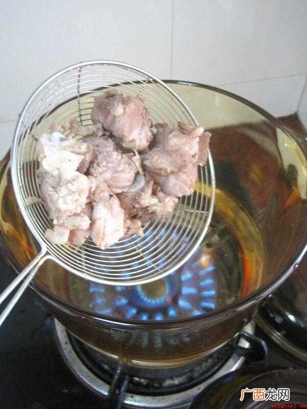 猴头菇提前一晚浸泡,隔一段时间换一遍水 猴头菇怎么做