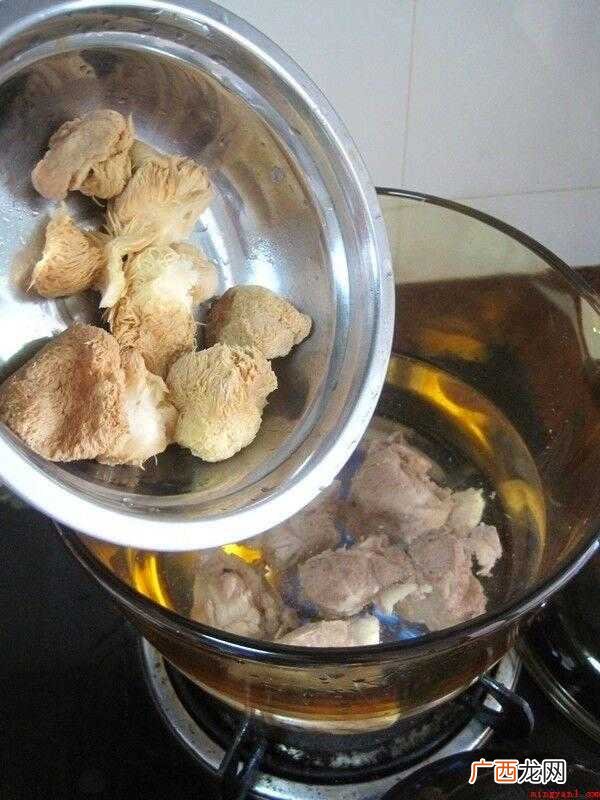 猴头菇提前一晚浸泡,隔一段时间换一遍水 猴头菇怎么做