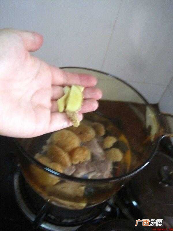 猴头菇提前一晚浸泡,隔一段时间换一遍水 猴头菇怎么做