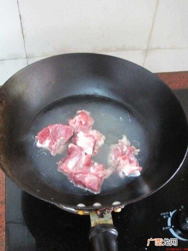 猴头菇提前一晚浸泡,隔一段时间换一遍水 猴头菇怎么做