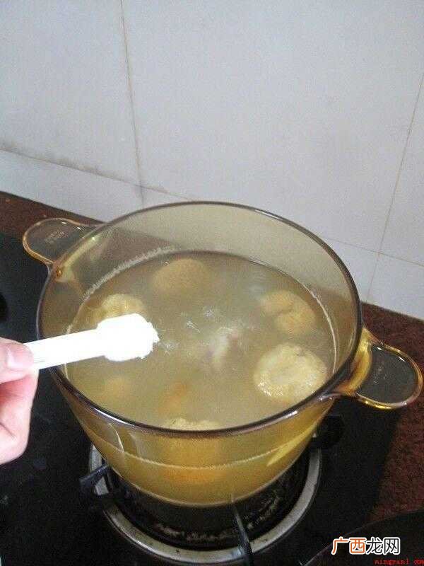 猴头菇提前一晚浸泡,隔一段时间换一遍水 猴头菇怎么做