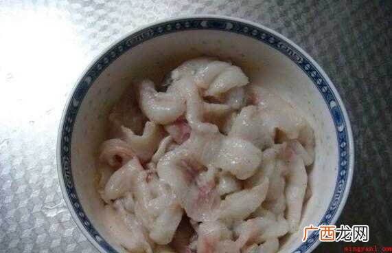 做鱼前腌鱼放盐、白胡椒粉、鸡蛋清和干淀粉腌制 做鱼前腌鱼放什么调料