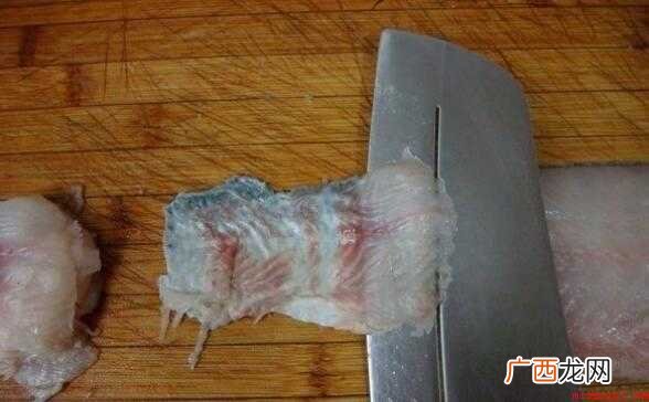 做鱼前腌鱼放盐、白胡椒粉、鸡蛋清和干淀粉腌制 做鱼前腌鱼放什么调料