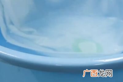 AB胶水沾衣服上怎么去掉,衣服上不小心粘了AB胶，请问怎么能用方便可行的办法洗掉，谢谢了？