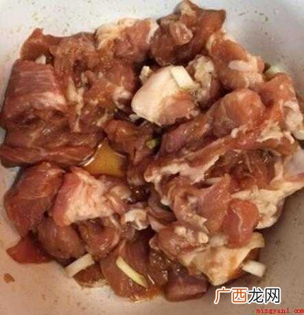 夹心肉炒菜,口感嫩滑不柴,肥瘦相间 秋葵炒肉怎么做