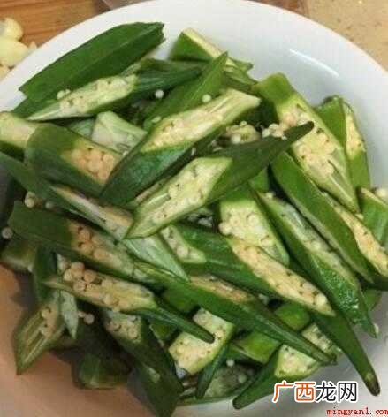 夹心肉炒菜,口感嫩滑不柴,肥瘦相间 秋葵炒肉怎么做