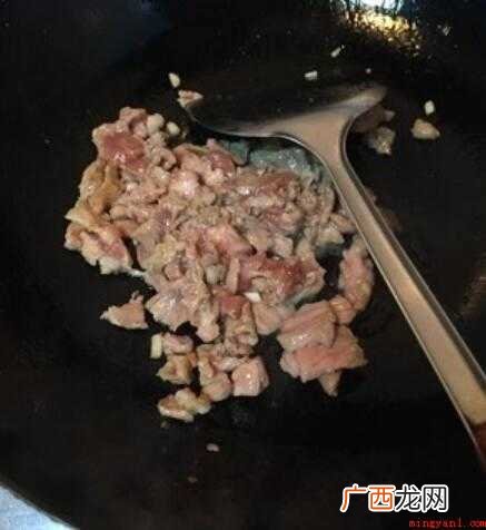 夹心肉炒菜,口感嫩滑不柴,肥瘦相间 秋葵炒肉怎么做