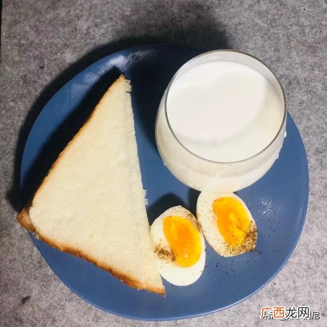 牛奶和鸡蛋可以一起吃吗,牛奶+水煮蛋做早餐合理吗？
