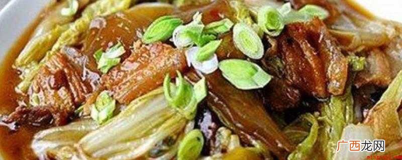 白菜择洗干净,用手撕成大块,粉皮用剪刀剪成需要的大小 粉皮怎么炒好吃