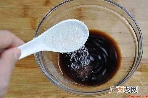 白菜择洗干净,用手撕成大块,粉皮用剪刀剪成需要的大小 粉皮怎么炒好吃