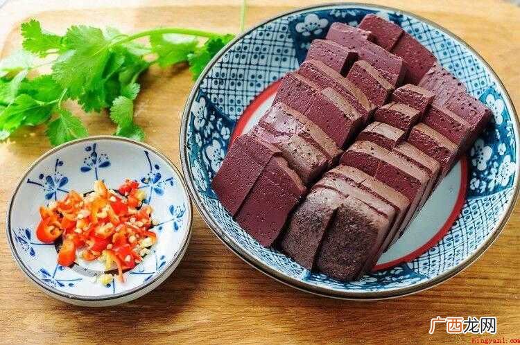韭菜择洗干净后切小段,羊血洗净切成大块。 炒羊血怎么做好吃