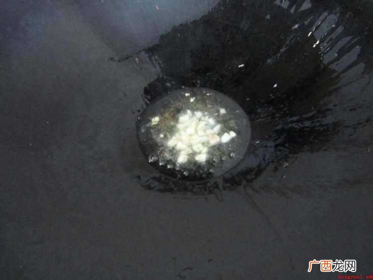 白萝卜300克、香肠3条、油、盐、大蒜、蚝油、生抽各适量 萝卜条怎么炒