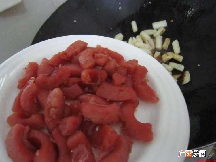白萝卜300克、香肠3条、油、盐、大蒜、蚝油、生抽各适量 萝卜条怎么炒