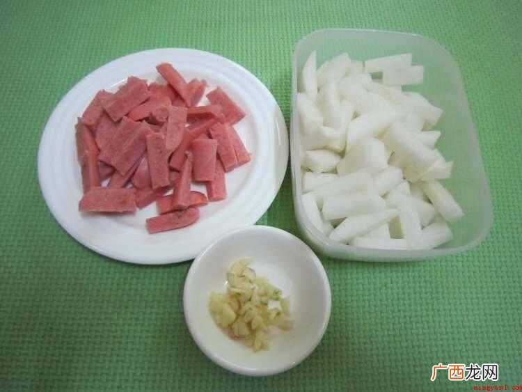 白萝卜300克、香肠3条、油、盐、大蒜、蚝油、生抽各适量 萝卜条怎么炒
