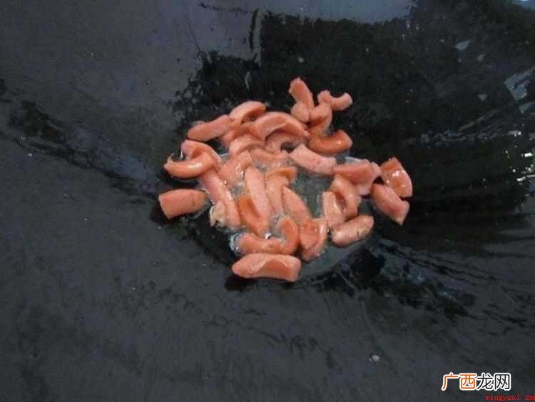 白萝卜300克、香肠3条、油、盐、大蒜、蚝油、生抽各适量 萝卜条怎么炒
