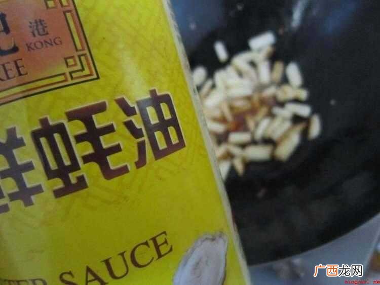 白萝卜300克、香肠3条、油、盐、大蒜、蚝油、生抽各适量 萝卜条怎么炒