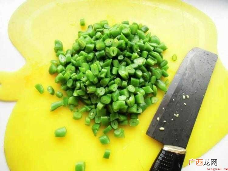 鸡蛋定型,快速用筷子划散 蛋炒豆角怎么炒好吃