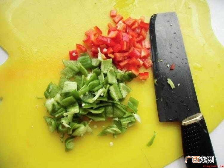 鸡蛋定型,快速用筷子划散 蛋炒豆角怎么炒好吃