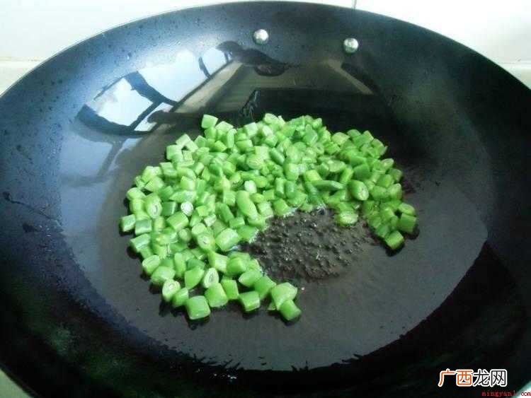 鸡蛋定型,快速用筷子划散 蛋炒豆角怎么炒好吃