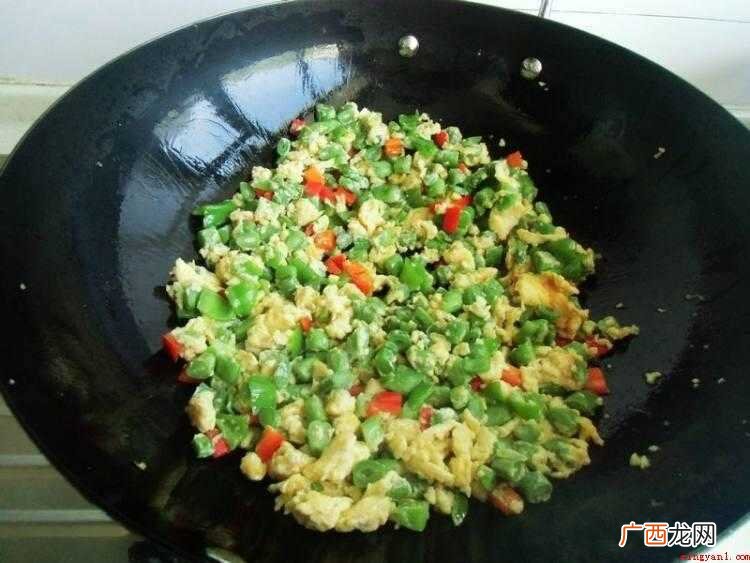 鸡蛋定型,快速用筷子划散 蛋炒豆角怎么炒好吃